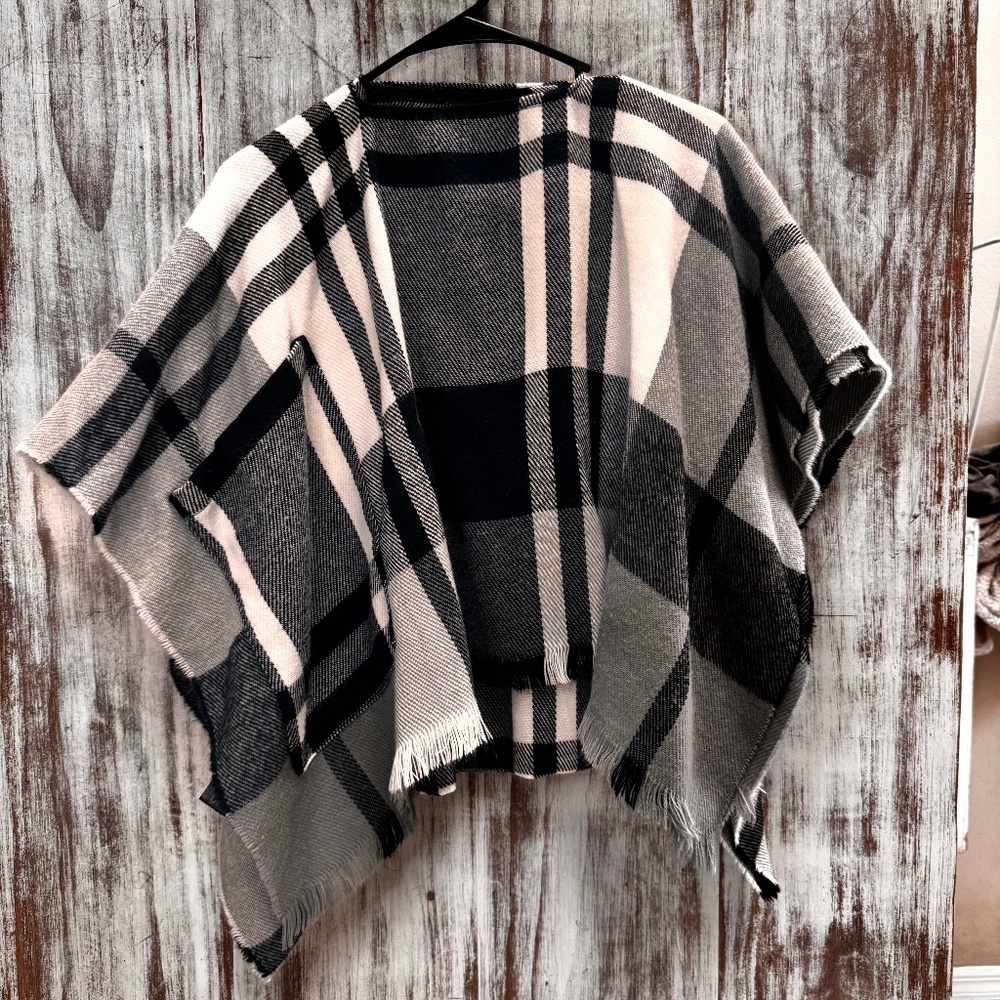 Women's Black & White Plaid Acrylic Shawl w/ Pockets